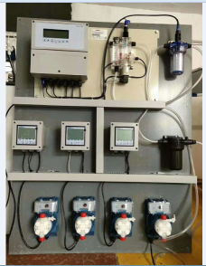 Kontrol800系列集成式控制系統(tǒng) 由PVC安裝板和測量電極及水質(zhì)分析儀三部分組成，通過測量泳池水質(zhì)的PH/ORP/余氯/濁度/溫度值來自動控制計量泵加藥的開始和啟停 可通過RS485傳輸?shù)絇C或顯示屏