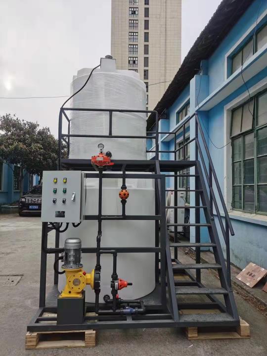 加藥裝置組成結(jié)構(gòu)有：加藥箱、液位計(jì)、計(jì)量箱、攪拌器、加藥計(jì)量泵、安全閥、壓力表、控制柜、閥門以及管路集中布置，各部件的材質(zhì)主要分不銹鋼和碳鋼襯膠